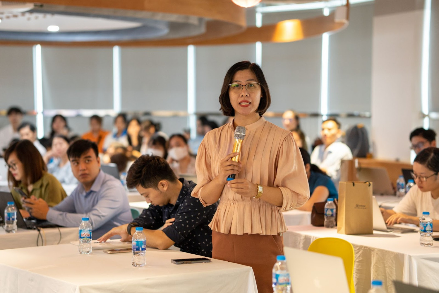 Ts Vũ Thu&yacute; Hằng thảo luận trong buổi tập huấn