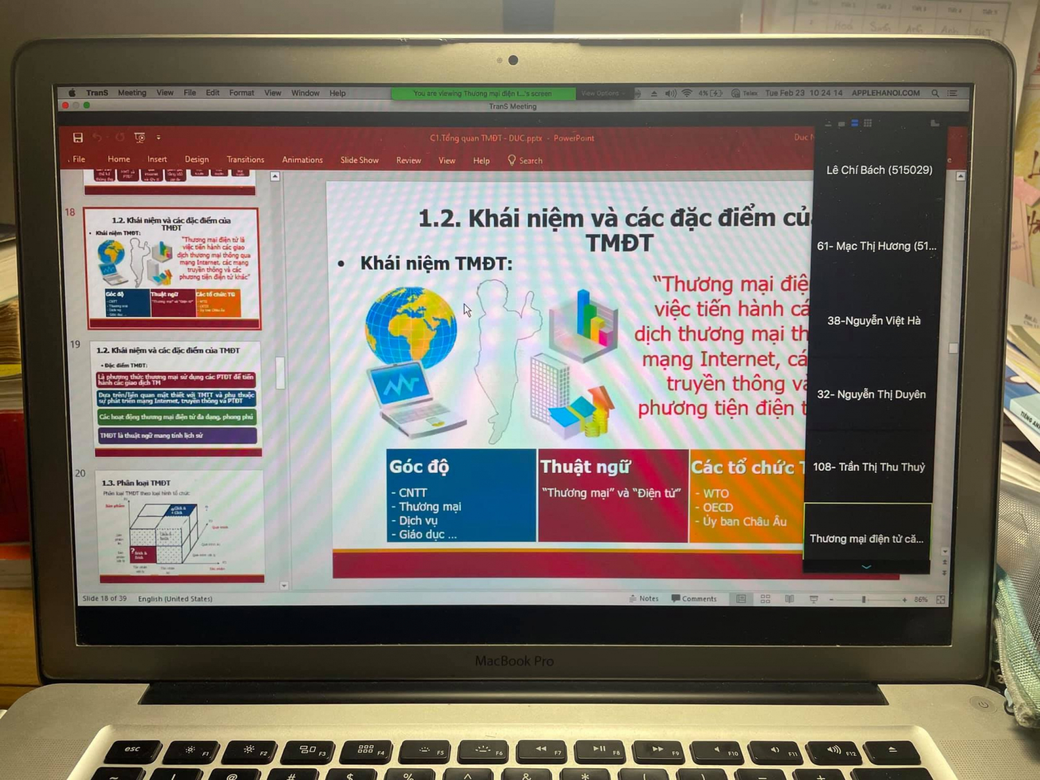 NHỮNG HÌNH ẢNH HỌC ONLINE ĐẦU TIÊN NĂM 2021 CỦA GIẢNG VIÊN - SINH VIÊN KHOA HTTT KINH TẾ & TMĐT