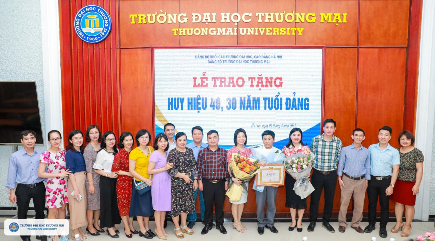 Đồng chí Nguyễn Văn Minh chụp ảnh kỷ niệm cùng tập thể CBVC Khoa Hệ thống TTKT & TMĐT